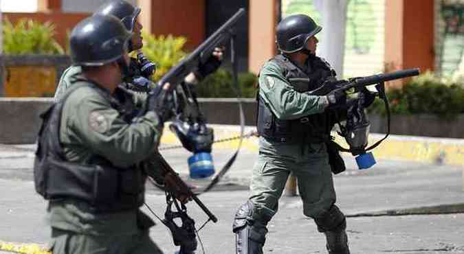 Policiais da Guarda Nacional Bolivariana nesta quinta-feira, dia que um policial morreu em confronto com opositores ao governo Maduro(foto: Carlos Garcia Rawlins/Reuters)