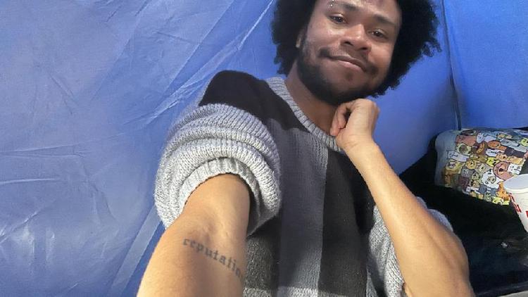 Felipe Araujo mostra sua tatuagem em homenagem  Taylor Swift