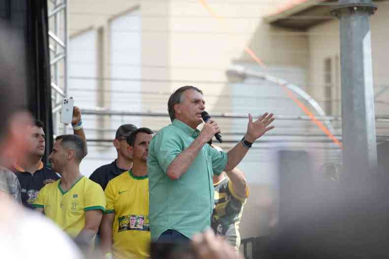 Bolsonaro discursando em Divinpolis