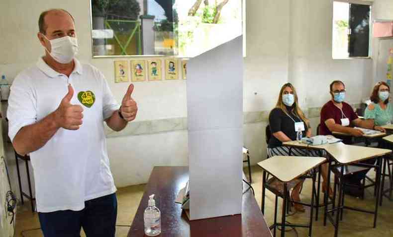 Andr Merlo (PSDB) depois de votar em uma seo eleitoral do centro de Valadares, na Escola Clvis Salgado(foto: Leonardo Morais Divulgao)
