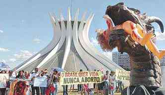Manifestao contra o aborto, na Esplanada: bandeira dos evanglicos (foto: Carlos Moura/CB/D.A Press - 8/5/07)