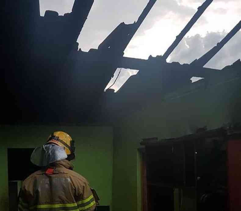 O fogo destruiu a cobertura da casa depois de a criana pr fogo em colcho(foto: CBMMG)