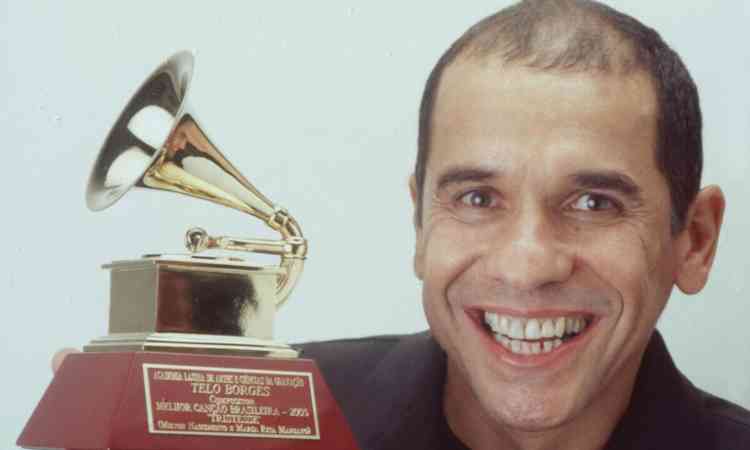 Telo Borges segura a estatueta do prêmio Grammy Latino