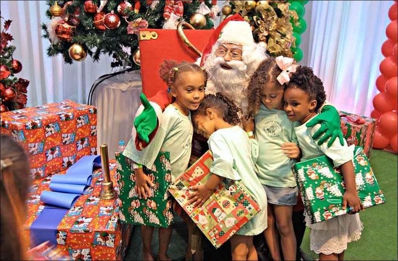 Crianças vibraram e ficaram encantadas com os presentes que ganharam do Papai Noel(foto: Jair Amaral/EM/D.A Press) Crianças vibraram e ficaram encantadas com os presentes que ganharam do Papai Noel(foto: Jair Amaral/EM/D.A Press)