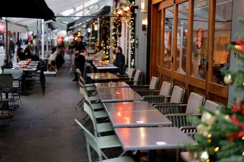 Londres vê casos dobrarem em 24 horas e restaurantes vazios