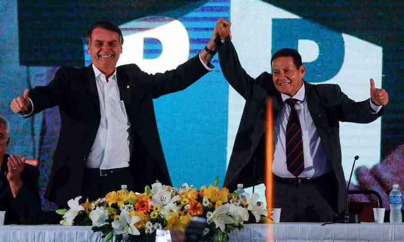 Jair Bolsonaro ao lado do candidato a vice general Hamilton Mouro(foto: Marcelo Chello/CJ Press/Estado Contedo)