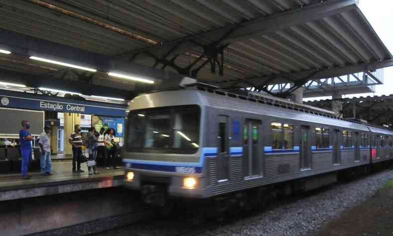 Carro do metrô de Belo Horizonte chega a uma das estações de embarque e desembarque