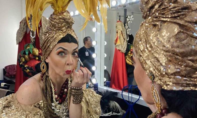 A atriz Laila Garin criou uma Carmen empoderada ao assumiur o papel da protagonista do musical dedicado à Pequena Notável(foto: Marcos Valadão/divulgação) Laila Garin pinta os olhos e se vê no espelho, usando figurino de Carmen Miranda