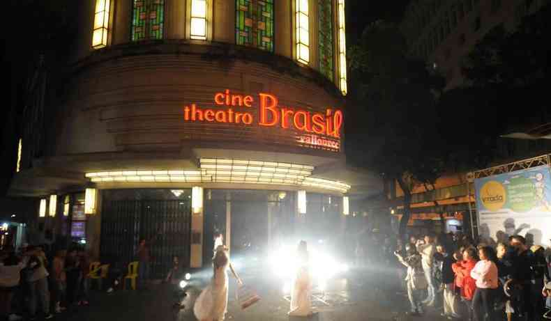 Apresentao artstica em frente ao Cine Theatro Brasil, na Afonso Pena, em 2019.