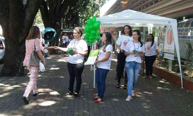 Pela manh, atividades da campanha so realizadas em frente ao Hospital Joo XXIII.  tarde, equipe vai para a Praa da Estao, no Centro(foto: Jair Amaral/EM/DA Press)
