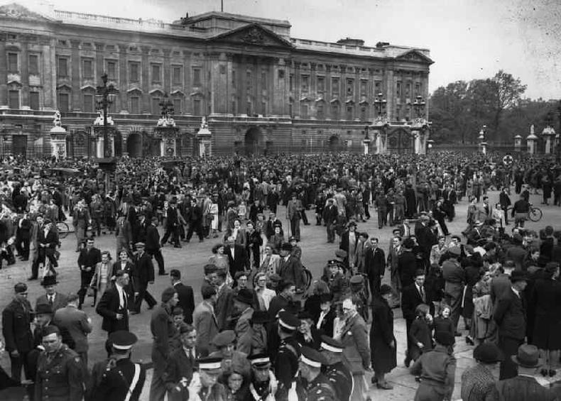 Uma multido se rene do lado de fora do Palcio de Buckingham no Dia da Vitria, 8 de maio de 1945.