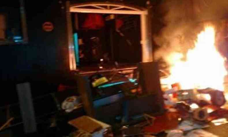 Moradores de Extrema colocaram fogo na loja de Jos Roberto, assim que circulou a notcia de que seria suspeito pelo crime