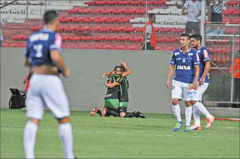 Victor Rangel comemora o segundo gol americano contra o Cruzeiro, no Independncia, durante o primeiro jogo da semifinal do Campeonato Mineiro de 2016(foto: Ramon Lisboa/EM/D.A Press - 16/4/16)