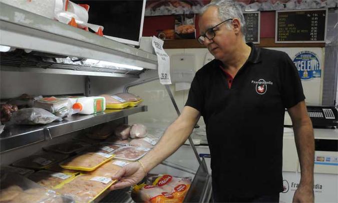 Granjas informaram ao dono de açougue Eleir Duque que o ritmo dos preços só deve normalizar em 40 dias(foto: Paulo Filgueiras/EM/D.A Press) Granjas informaram ao dono de açougue Eleir Duque que o ritmo dos preços só deve normalizar em 40 dias(foto: Paulo Filgueiras/EM/D.A Press)