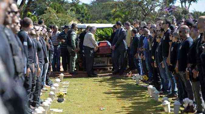 Perfilados, policiais prestam ltima homenagem ao colega brasiliense(foto: Marcelo Ferreira/CB DA PRESS)