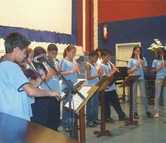 Crian�as da rede p�blica municipal de ensino de Santa B�rbara em aula de m�sica realizada pela iniciativa privada(foto: Divulga��o)