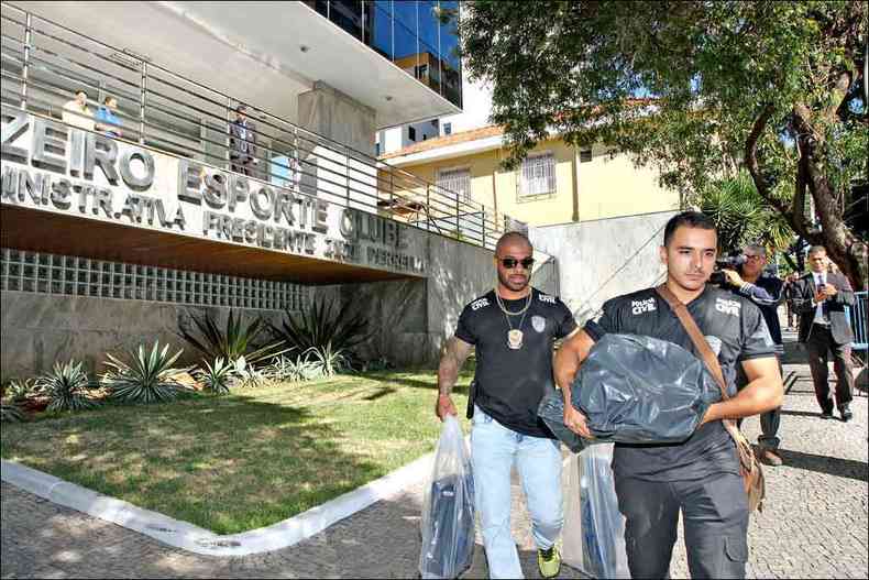 Cerca de 100 policiais civis participaram da operao Primeiro Tempo e vasculharam a sede administrativa do Cruzeiro, entre outros locais, na busca de provas que ajudem na investigao(foto: Fotos: Jair Amaral/EM/D.A Press)