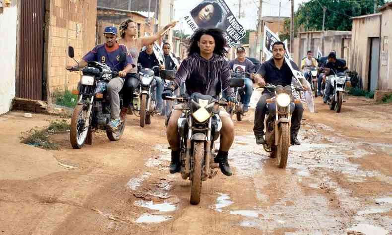 cena do filme 'Mato seco em chamas' mostra mulheres e homens em motos em ruas de barro da periferia