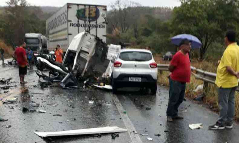 Rodovia ficou fechada por causa do acidente(foto: Divulgao)