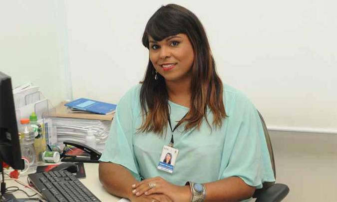 Assumida como mulher transexual, Danielle Silva iniciou um novo ciclo na vida e exibe orgulhosa o crachá com o apelido que escolheu para usar no trabalho (foto: Leandro Couri/EM/DA Press) Assumida como mulher transexual, Danielle Silva iniciou um novo ciclo na vida e exibe orgulhosa o crachá com o apelido que escolheu para usar no trabalho (foto: Leandro Couri/EM/DA Press)