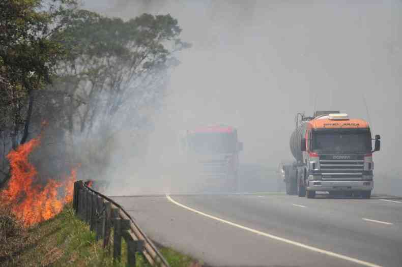 Foco de incndio s margens da rodovia BR-262(foto: Leandro Couri/EM/D.A Press)