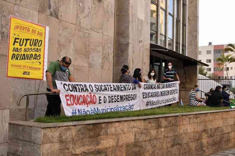 Protestos em frente  Cmara de Vereadores de Itana nessa tera-feira (10/8) contra a municipalizao das escolas estaduais(foto: Daniel Oliveira/Divulgao )