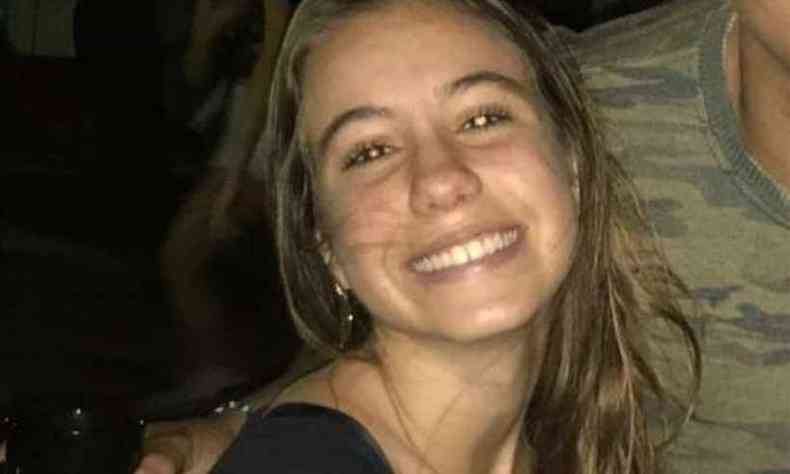 Anna Lusa tinha 16 anos e estava no carro do namorado quando o acidente ocorreu. Bombeiro tentou pux-la, mas a jovem foi tragada pelo buraco(foto: Reproduo da internet/Instagram)