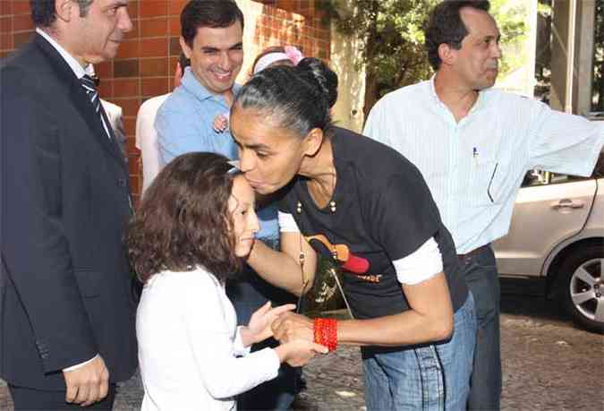 Marina Silva neste sbado, na Savassi, onde participou de campanha para colher assinaturas para a Rede(foto: Edesio Ferreira/EM/D.A Press. Brasil)