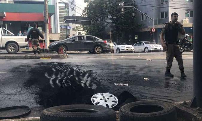 Pneus queimados próximo ao cruzamento com a Avenida do Contorno (foto: Larissa Ricci/ EM/ D.A Press) Pneus queimados próximo ao cruzamento com a Avenida do Contorno (foto: Larissa Ricci/ EM/ D.A Press)