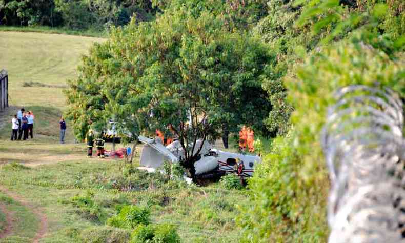 O avio tocou a pista sem freio de pouso e se chocou contra a vegetao(foto: Fotos:Juarez Rodrigues/EM/D.A press)