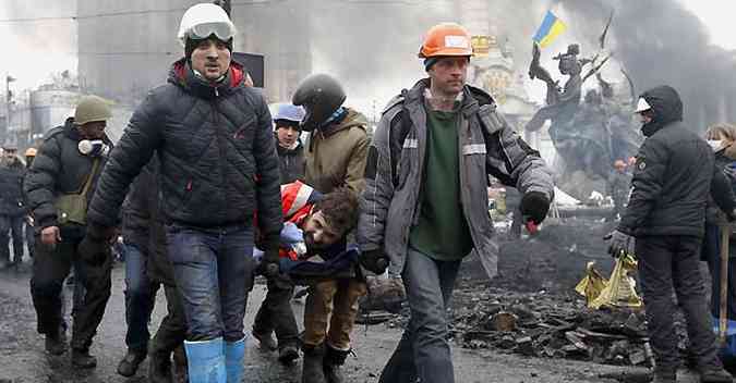 Cenrio de guerra toma conta do Centro de Kiev. Pelo menos 25 mortos durante novos confrontos(foto: Vasily Fedosenko/Reuters)