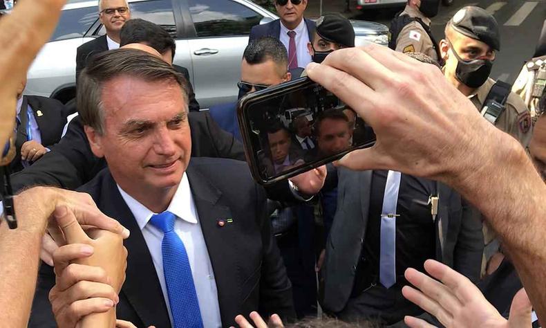 Presidente ao lado de apoiadores em frente à sede da Fiemg, onde ouviu demandas de empresários(foto: Ramon Lisboa/EM/D.A Press) Presidente ao lado de apoiadores em frente à sede da Fiemg, onde ouviu demandas de empresários