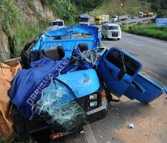 Motorista do caminhão teve o corpo preso às ferragens e não resistiu aos ferimentos(foto: Gladyston Rodrigues/EM/D.A Press.) Motorista do caminhão teve o corpo preso às ferragens e não resistiu aos ferimentos(foto: Gladyston Rodrigues/EM/D.A Press.)