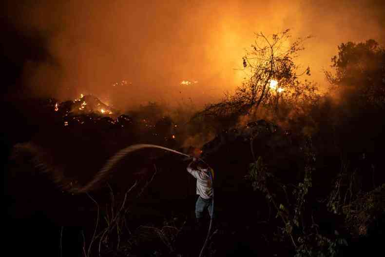 Nmero de focos de incndio bateu recorde no ms de outubro no Pantanal (foto: Mauro PIMENTEL/AFP)