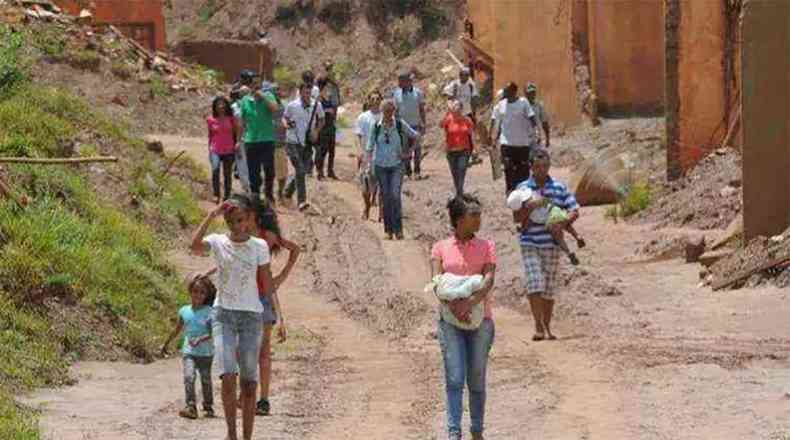 Atingidos, desalojados de Bento Rodrigues se juntaram em protestos pelas ruas cobertas de rejeitos nas ruinas do povoado atingido pelo rompimento da Barragem do Fund
