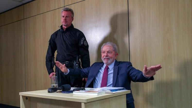 Jorge Chastalo Filho em p, fardado. E Lula, sentado, conversando