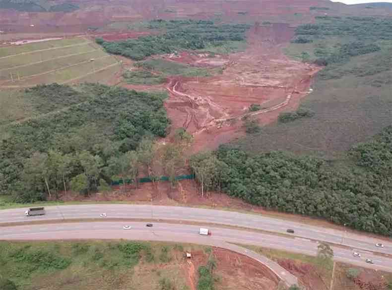Desabamento da Pilha Cachoeirinha provocou transbordamento do dique Lisa é bloqueio da BR-040/BR-356 dique e rodovia no local onde são feitas obras 