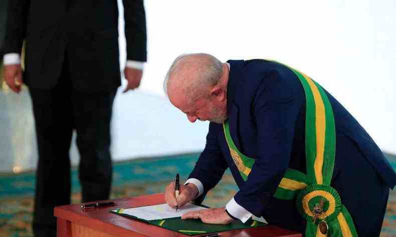 Lula assinando decreto