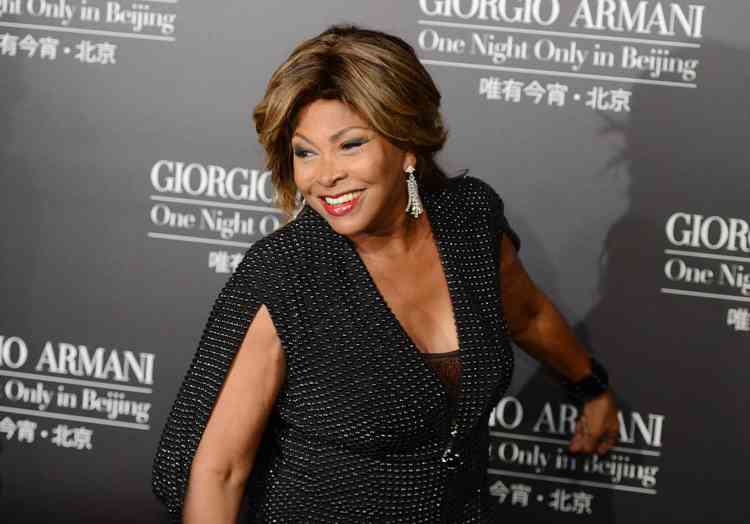 Tina Turner em frente a painel
