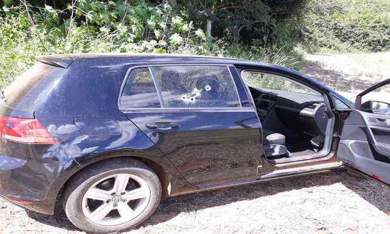 Carro usado na ao teria sido roubado na regio(foto: PMMG/divulgao)
