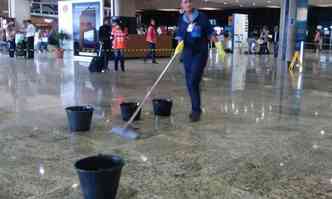 Funcionrios do Aeroporto de Confins tiveram trabalho para secar as goteiras (foto: Paulo Filgueiras/EM/D.A/Press)