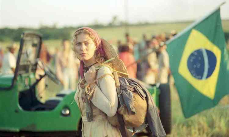 Patricia Pillar em frente  Bandeira do Brasil em cena como a sem-terra Luana, personagem da novela O rei do gado