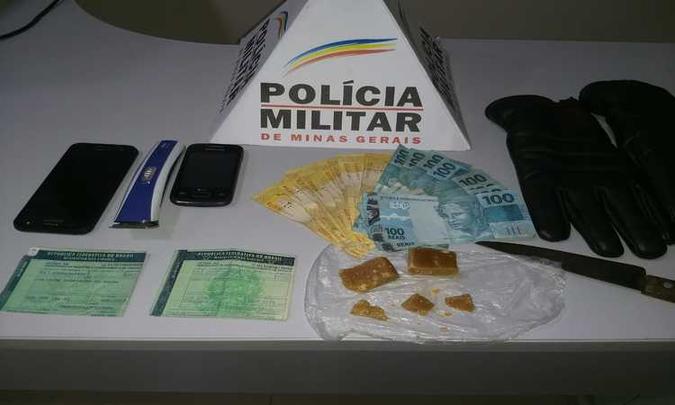Dinheiro e tabletes de crack apreendidos durante a operação. (foto: Divulgação/PMMG. ) Dinheiro e tabletes de crack apreendidos durante a operação. (foto: Divulgação/PMMG. )