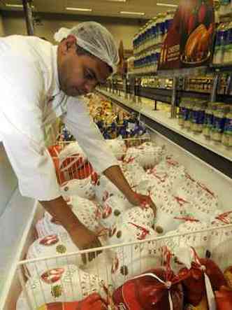 Nos supermercados de BH, a expectativa  de alta de 8% nas vendas de aves especiais neste ms(foto: Jair Amaral/EM/DA Press)