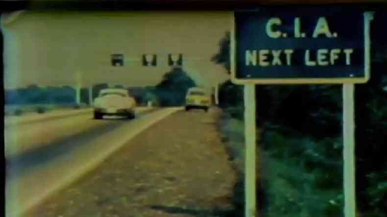 Letreiro  beira de estrada com a inscrio 'CIA, prxima esquerda'