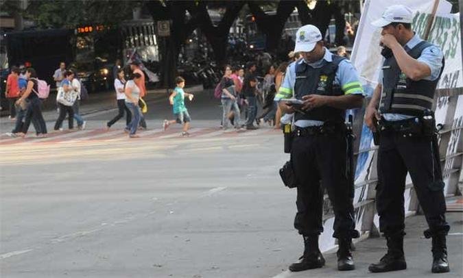 Guarda municipal exibe pistola em dezembro de 2013, quando reportagem do EM mostrou que alguns deles j� andavam armados sob a justificativa de que enfrentavam situa��es de perigo(foto: Gladyston Rodrigues/EM/D.A Press)