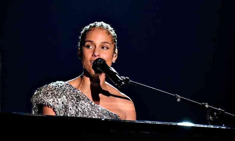 Alicia Keys canta na cerimnia de entrega do Grammy, em janeiro passado. Ela foi a mestre de cerimnias da premiao, na qual acumula 15 vitrias(foto: Robyn Beck/AFP)