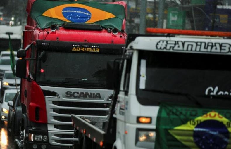 Caminhoneiros de diversas partes do Brasil, como em Gravataí (RS), fizeram manifestações pró-Bolsonaro(foto: Reuters) Caminhoneiros de diversas partes do Brasil, como em Gravataí (RS), fizeram manifestações pró-Bolsonaro