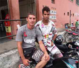 Andr Felipe e Jos Reinaldo: sem empego no corte de cana em So Paulo, ganhm a vida trabalhando como mototaxistas em Araua (foto: Sergio Vasconcelos/especial para o EM)