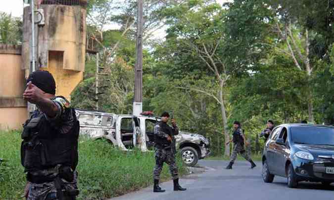 Polcia monitora entorno do presdio aps rebelio que terminou com ao menos 60 mortos(foto: AFP / Marcio SILVA )